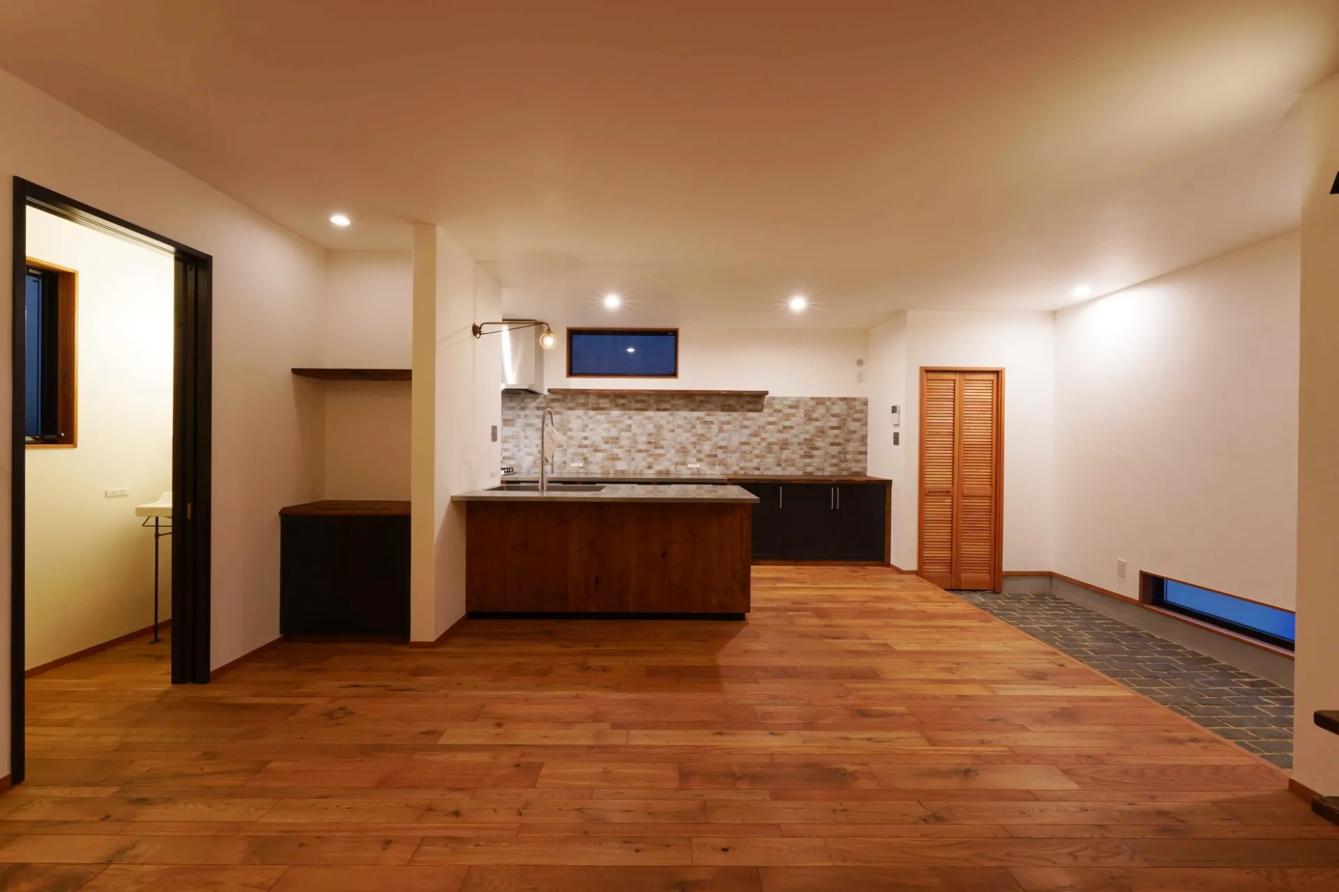 玄関を通り土間にする。玄関ホールはなくしてLDKをより広くする。