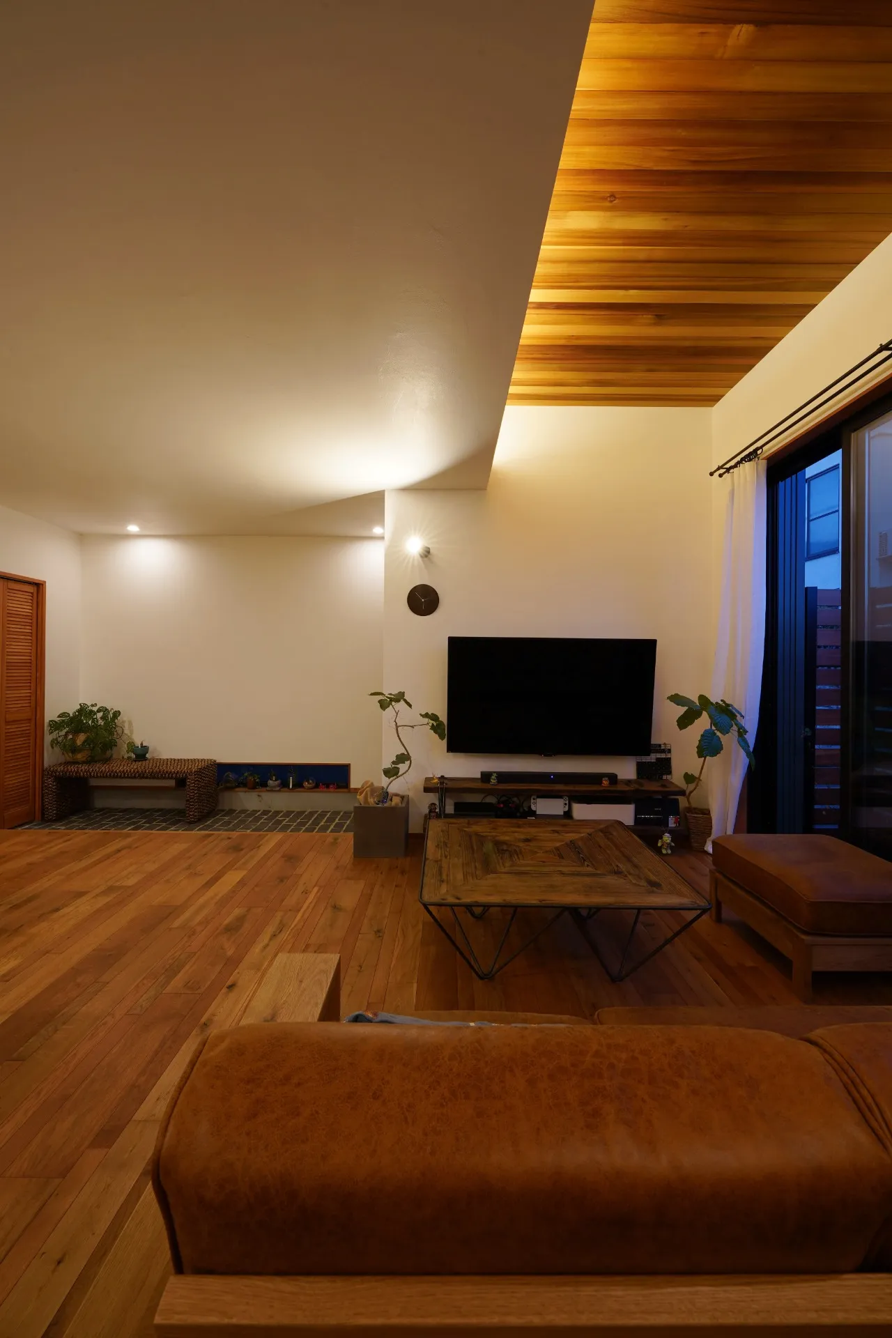 天井を上げて板を貼り間接照明を仕込む。少しの工夫で空間を大きく変えられる。