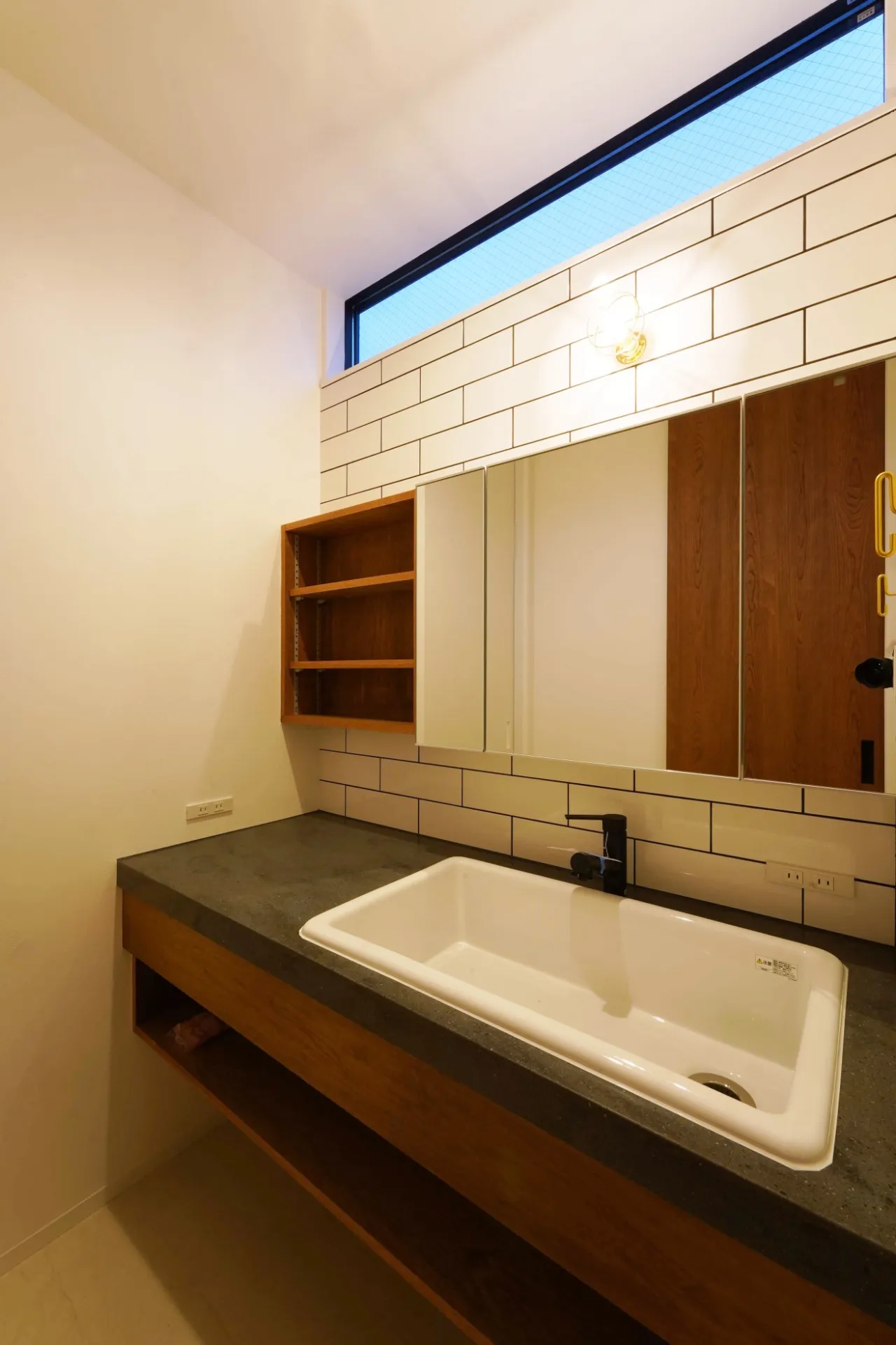 実験用シンクの実用性を活かしつつ格好良く仕上げたオリジナルの洗面化粧台。