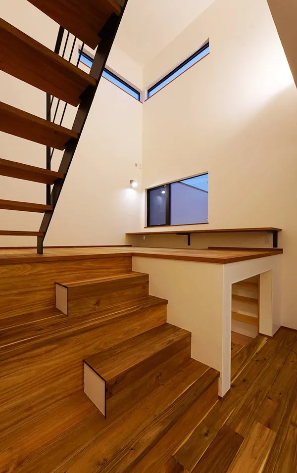 踊り場を書斎に、その下は遊び場に。スキップフロアはやっぱり面白い。