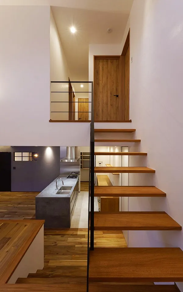 踊り場から眺めるキッチンと2階の廊下。空間そのものの楽しさが伝わります。