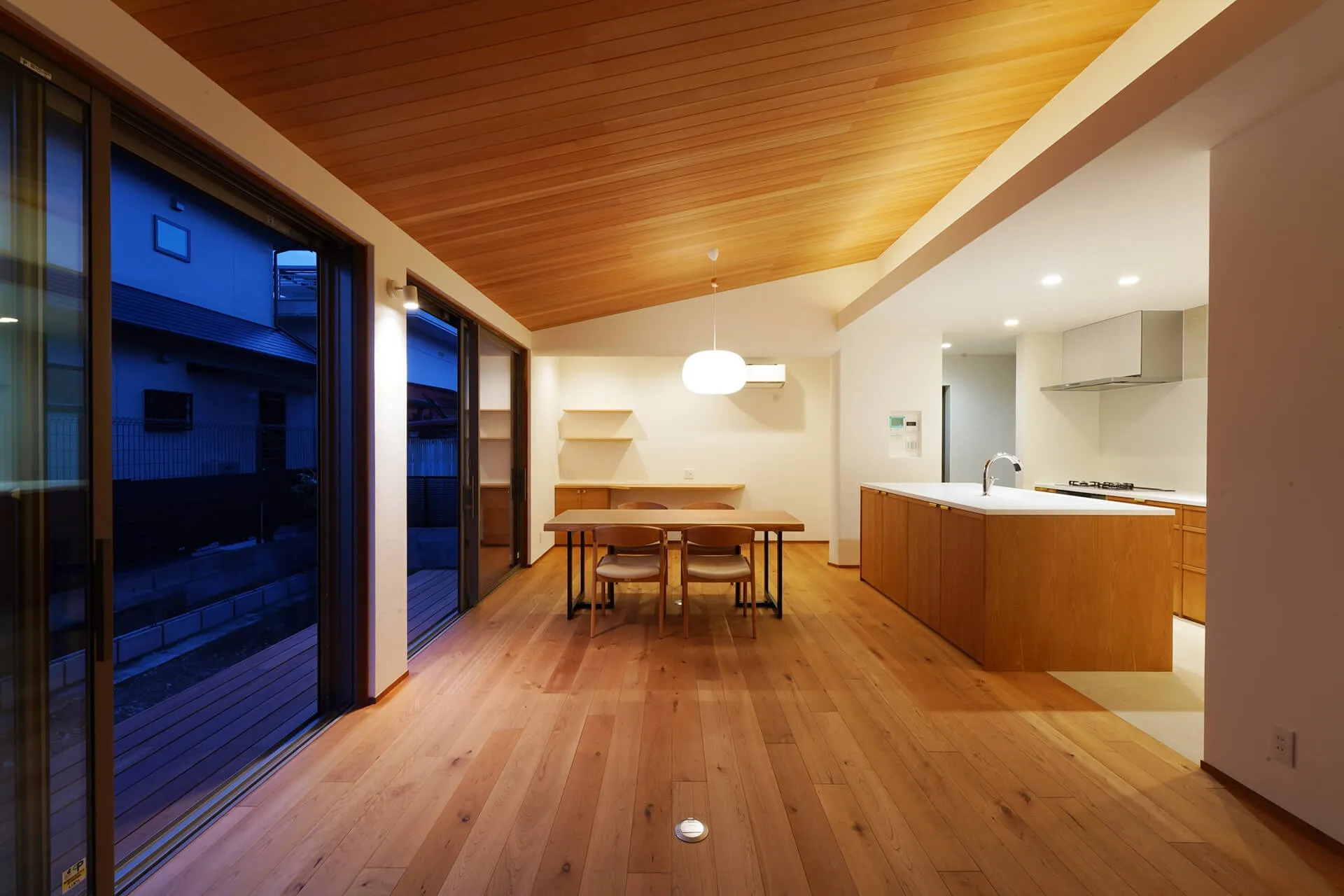 リビングから見たダイニングキッチン。落ち着きのある仕上がりが◎