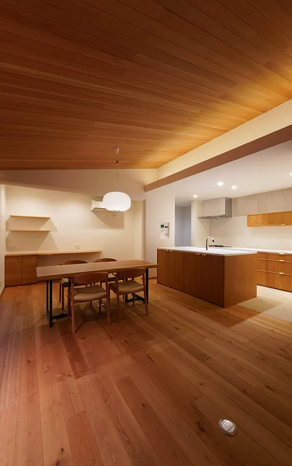 ダイニングとリビングを照らす長さ6mの間接照明。