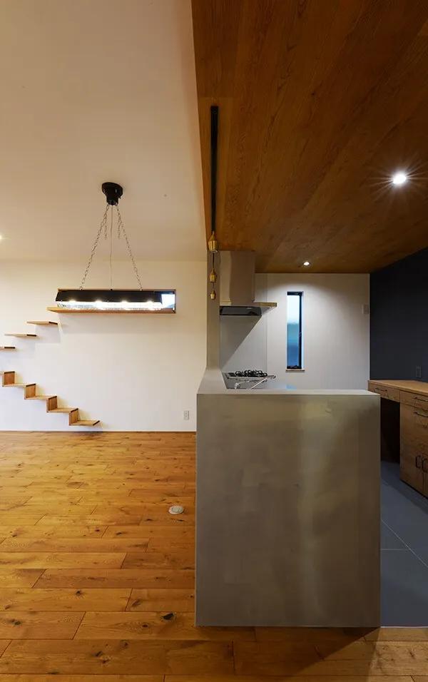 天井にはオークの板目。腰壁にはモールテックスを施したキッチン。