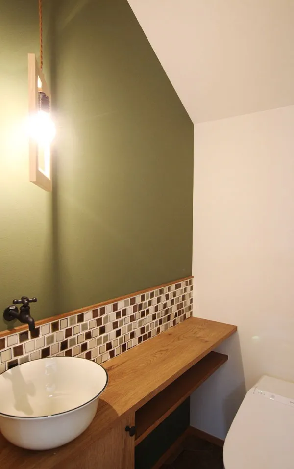 照明、水栓、ボウル、そしてタイル。Tさんのセンスが凝縮された手洗いです。