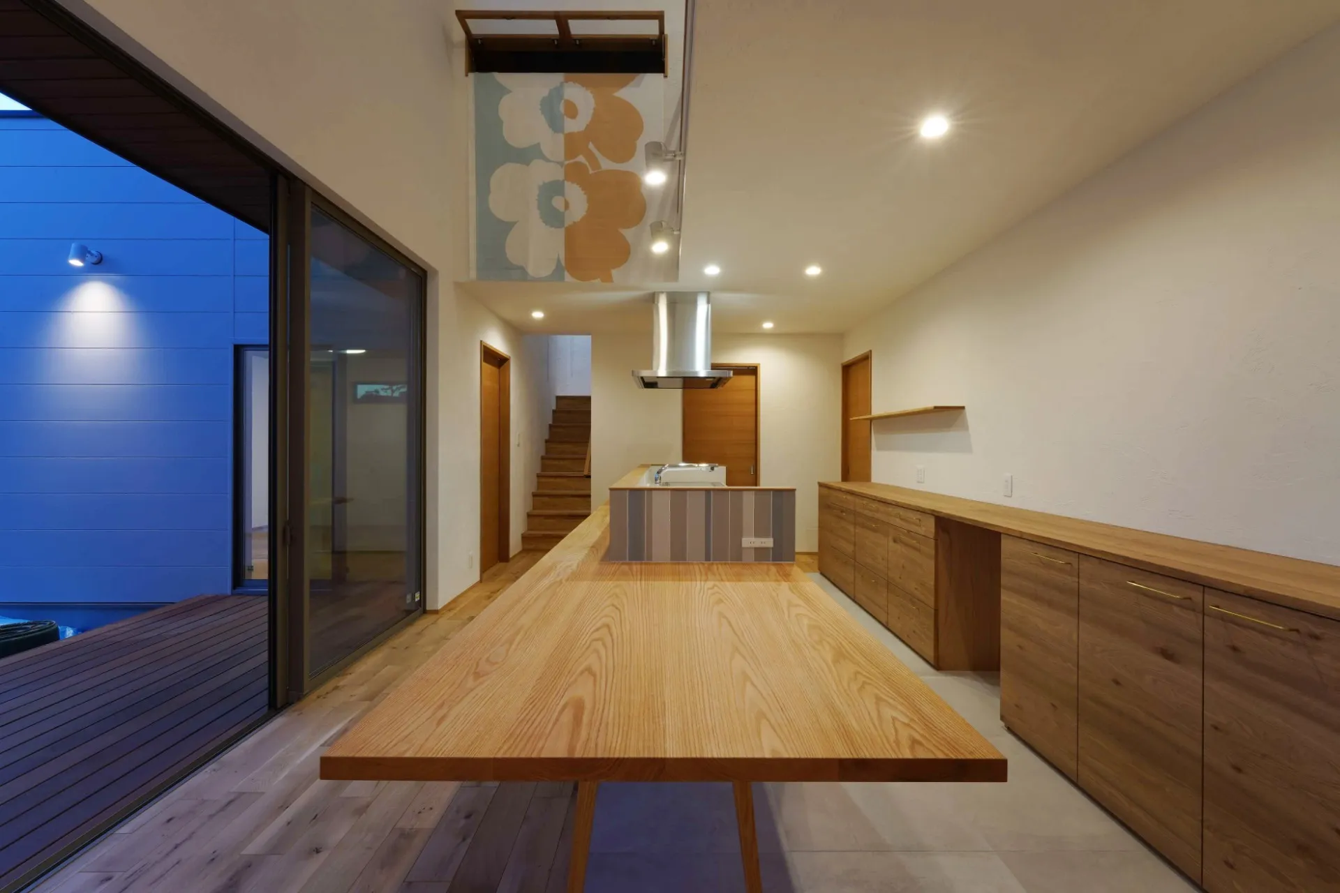 中庭の景色に向かうキッチン・ダイニング。家具はすべてハナハウスオリジナル。