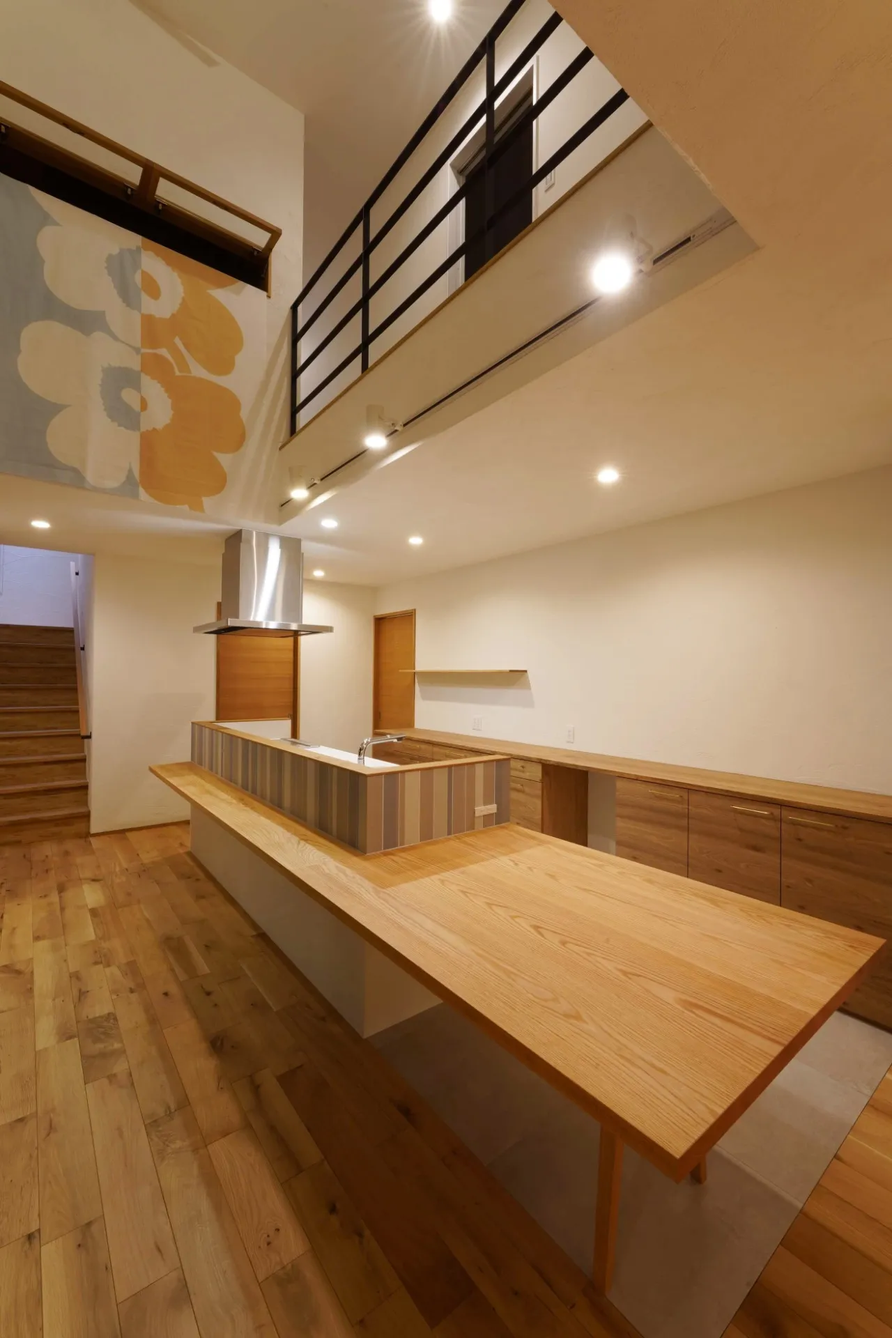 吹抜けにお気に入りのマリメッコを飾りたい。そんな希望から生まれたデザイン。