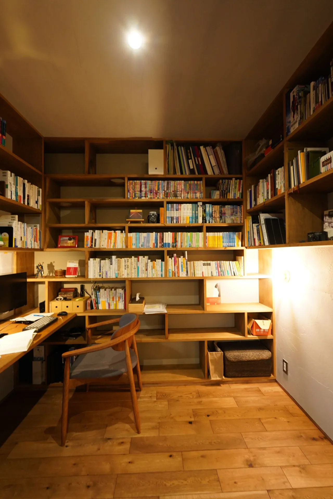 表紙を見ると内容を思い出す、そんなご主人さんの想いを反映した場所。リモートワーク時のメモや、お子様を遊ばせるための大きな黒板も取り付けました。