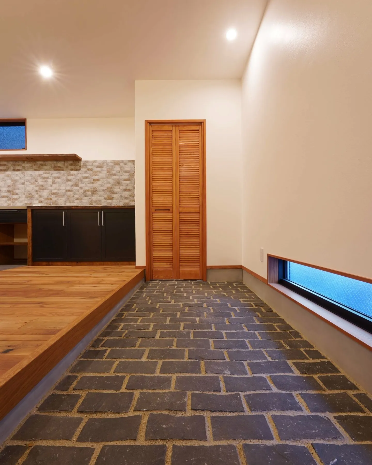 №223 『 Roughin' Cottage 』