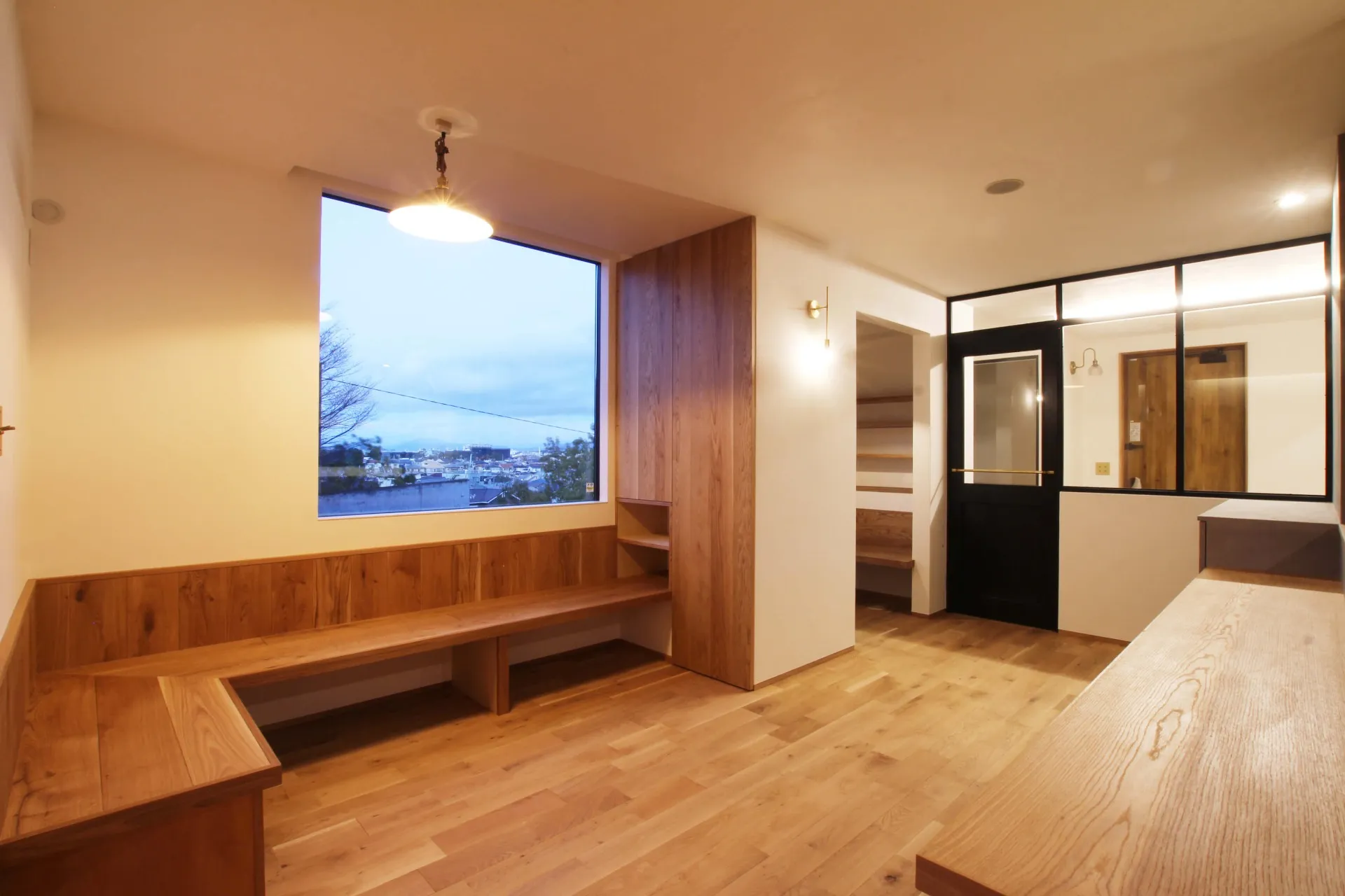 心地よい窓辺の家